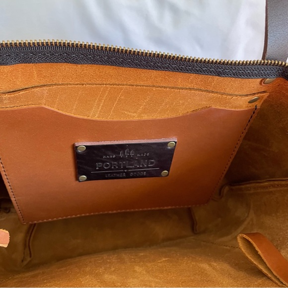 Med Zippered Tote in Honey Portland Leather - Picture 3 of 4